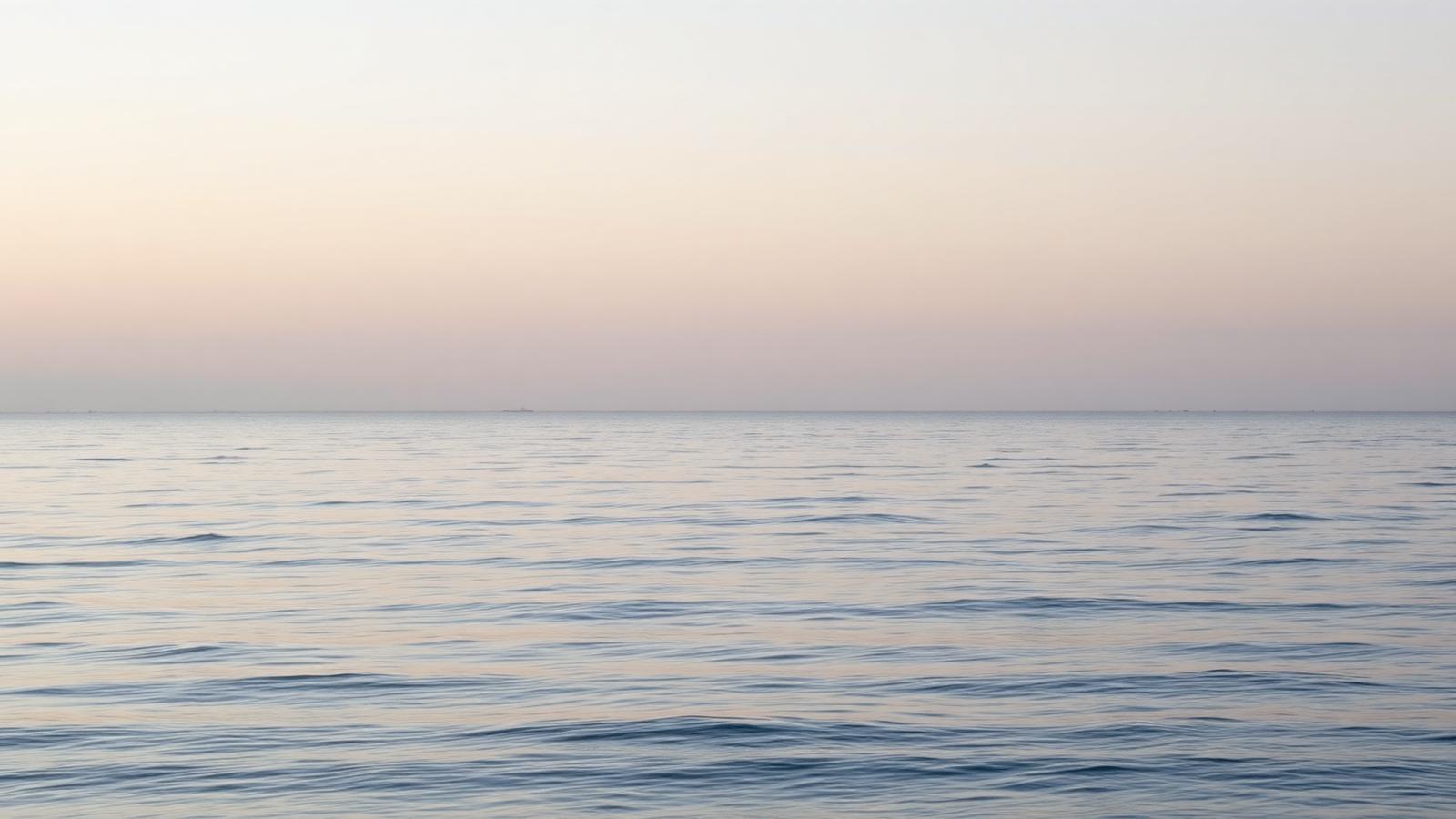 Ruhige See mit weichen Wellen bei sanftem Abendlicht